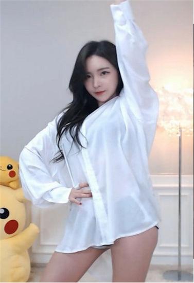 山楂直播美女污版截图1