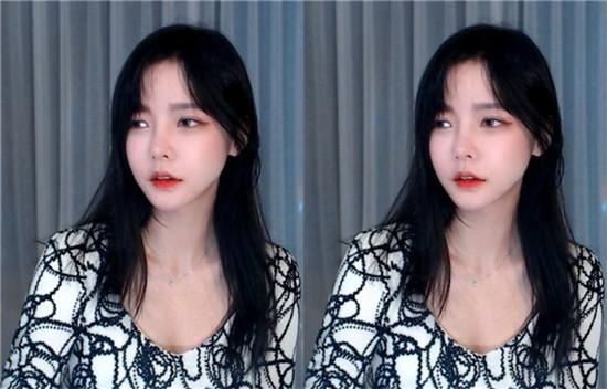 A person watches a live video of www.